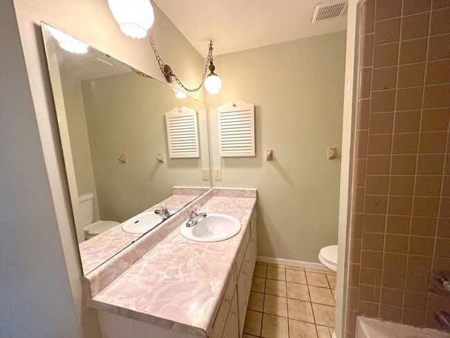 Building Photo - Charming 3-Bedroom Pool Home on a Quiet Cul-de-Sac in Rosemont