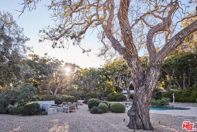 Building Photo - 6715 Fernhill Dr