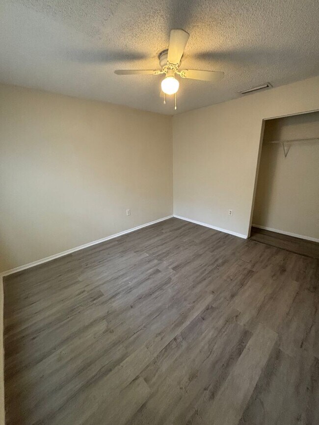 Building Photo - 3 bedroom 2 bath duplex