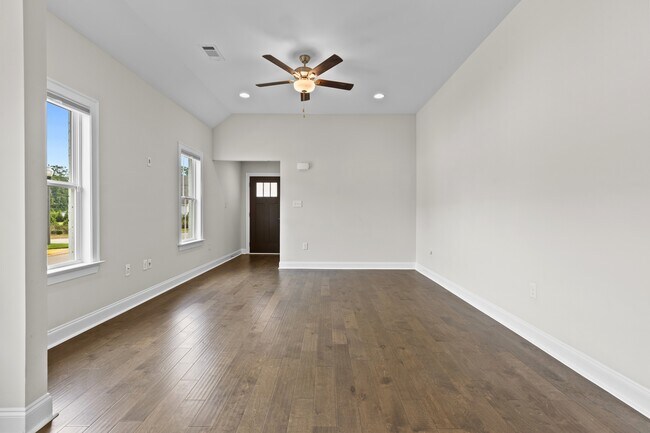 Building Photo - 2272 Lakeview Dr