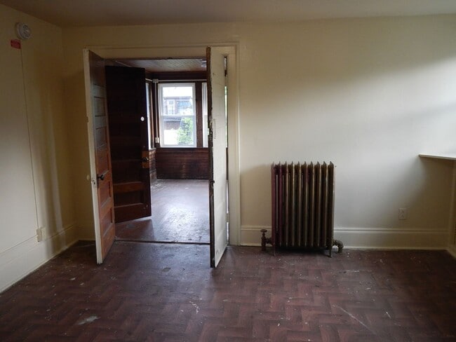 Building Photo - AVAILABLE 6/1/26 - Large House Available O...