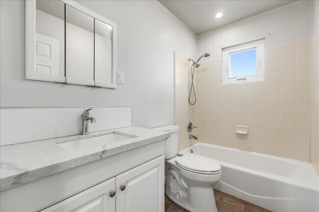 Building Photo - Sunny Seaside 3 bedroom House - Available Now