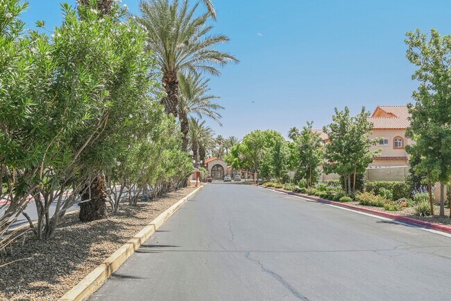 Building Photo - Gated Community townhome, with private garage