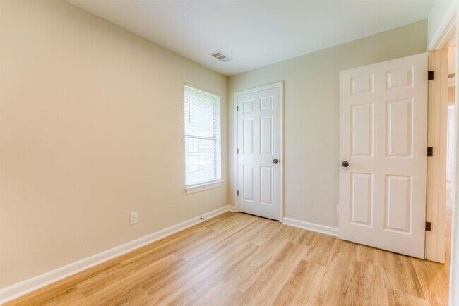 Building Photo - 548 N 6th St