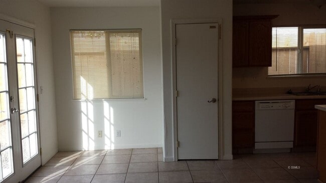 Building Photo - Beautiful 4 Bedroom Home