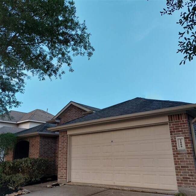Building Photo - 1909 Roaring Springs Dr
