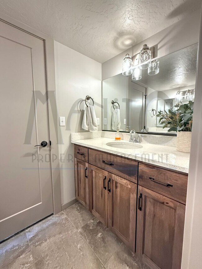 Building Photo - Spacious Eagle Ridge Home