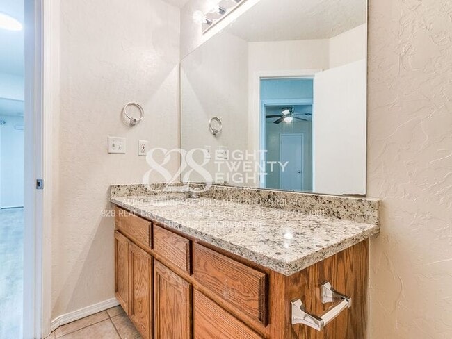 Building Photo - *AVAILABLE NOW!* Spacious 3 Bed/2.5 Bath Duplex Townhome Available in Norman!
