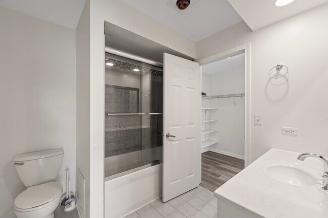 Building Photo - 900 N Lakeside Dr