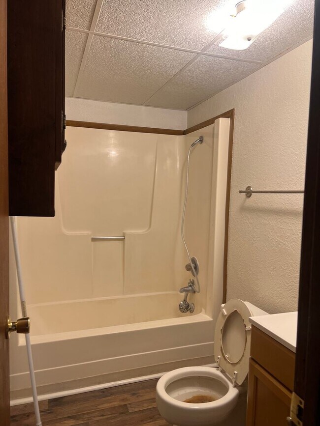 Building Photo - 2 BEDROOM 1 BATHROOM APARTMENT FOR RENT