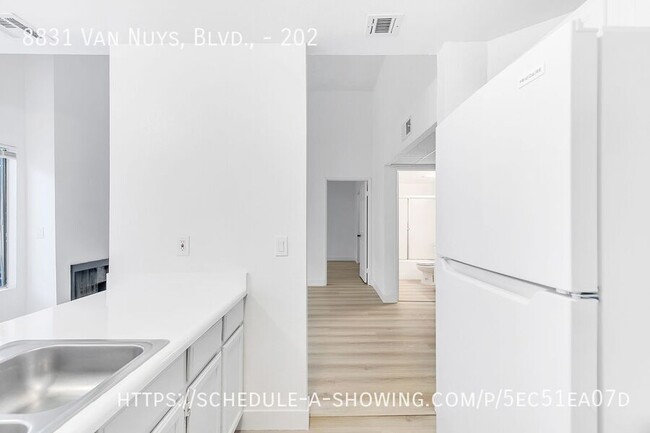 Building Photo - Beautiful updated spacious 1 Bed + 1 Bath ...