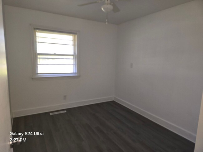 Building Photo - 3 Bedroom, 1 bath House with large yard an...