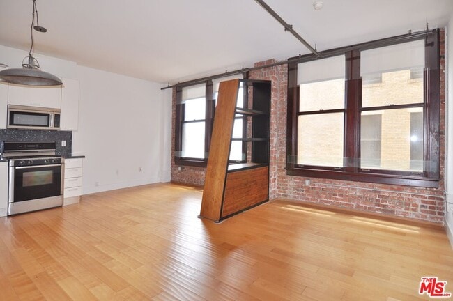 Primary Photo - 460 S Spring St