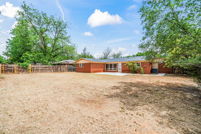 Building Photo - Open Concept 3/2/2, Minutes from LCU & Medical