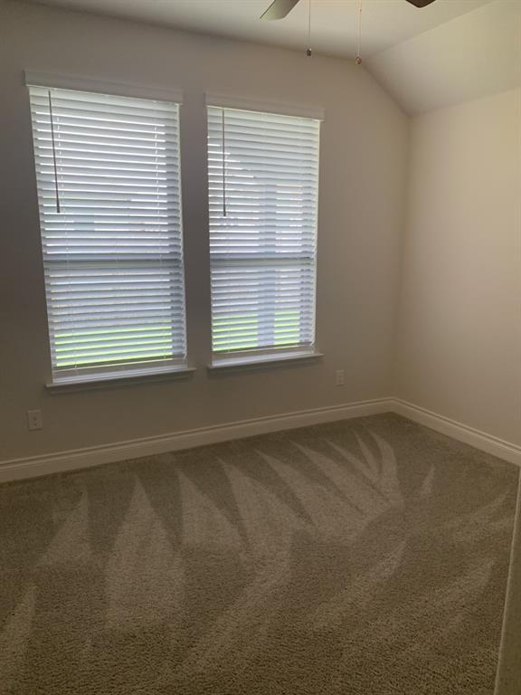 Building Photo - 221 Rosebush Dr
