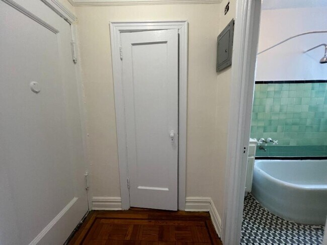 Building Photo - 0 bedroom in SUNNYSIDE NY 11104