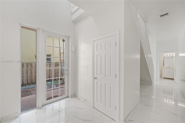 Building Photo - 819 SW 7th Ave