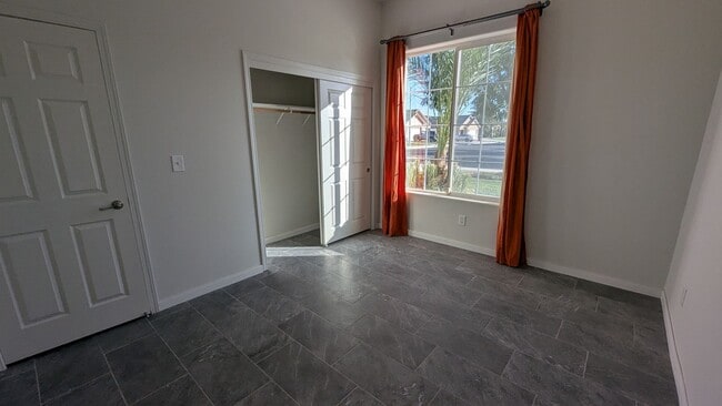 Building Photo - Immaculate 4 Bedroom 2.5 Bath Home in Sierra Meadows