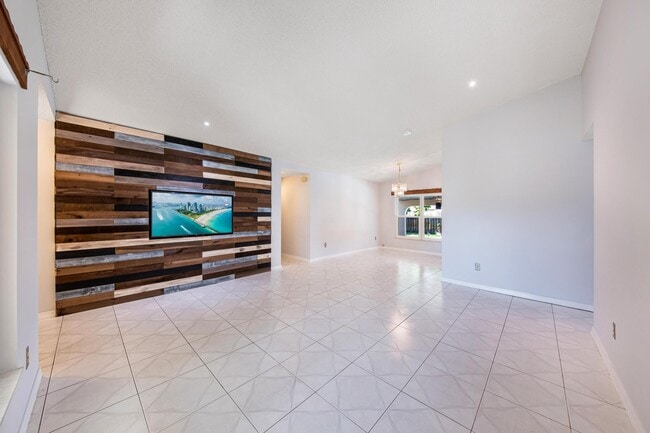 Building Photo - 5340 SW 115th Ave