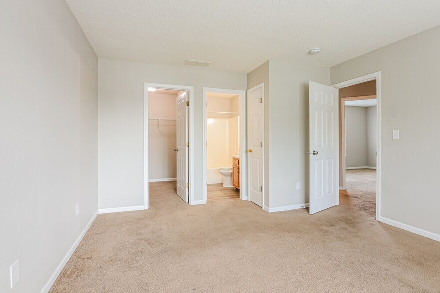 Building Photo - 4261 Village Bend Dr