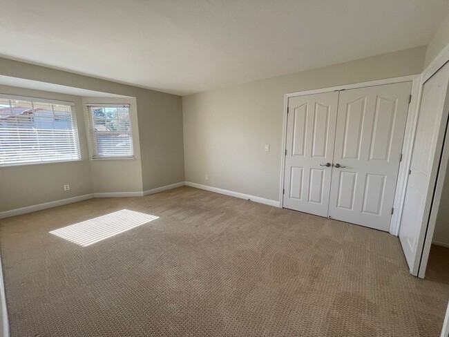 Building Photo - Beautiful Mesa Oaks Home