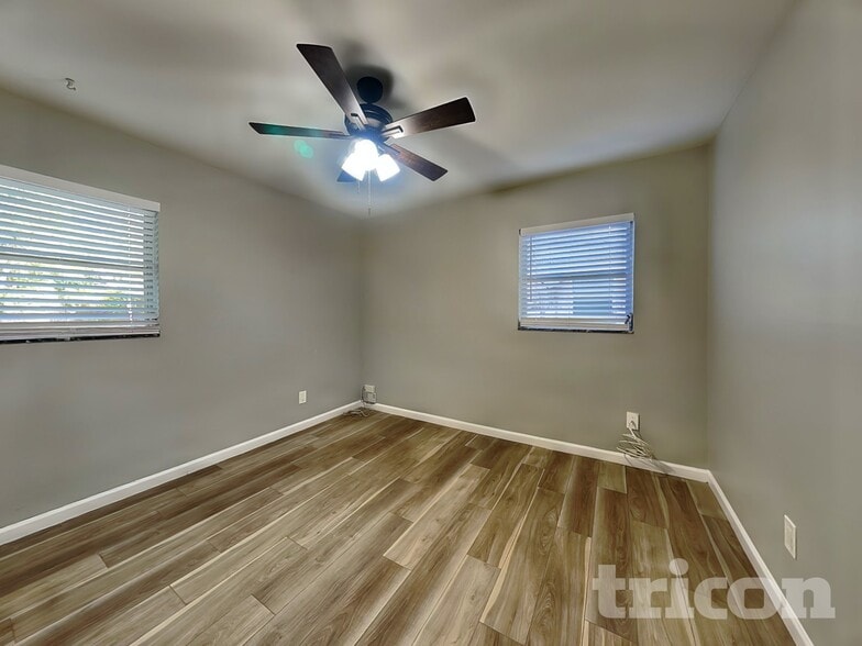 Building Photo - 10916 N 14th St