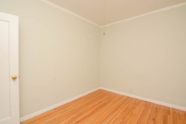 Building Photo - 629.5 W Barry Ave