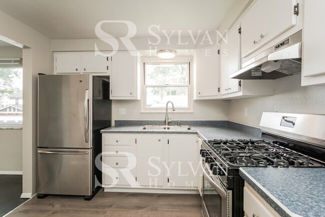 Building Photo - Cheerful and Welcoming Home for You!
