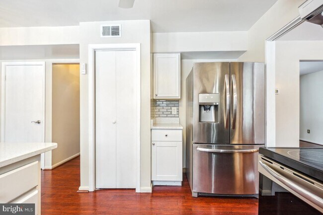 Building Photo - 817 Falcon Dr