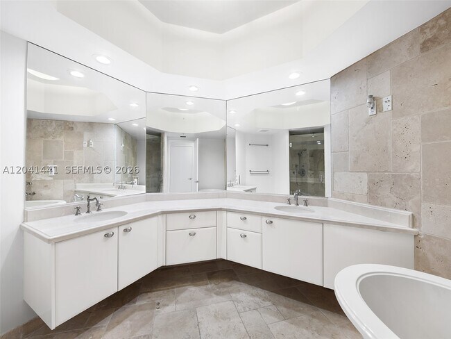 Building Photo - 333 Las Olas Way