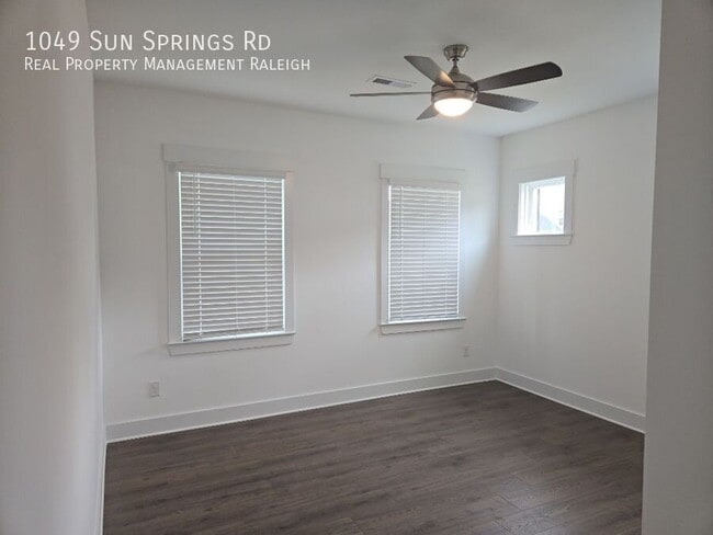 Building Photo - 1049 Sun Spgs Rd