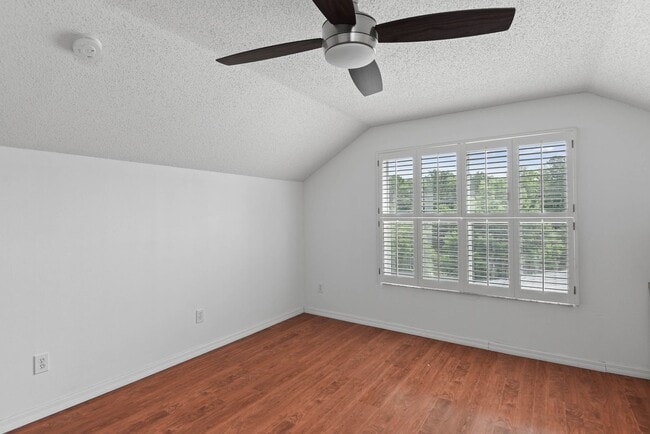 Building Photo - 3 bedroom, 3 bath with flex space  in Wint...