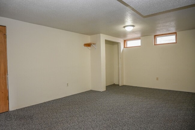 Building Photo - Large 6 Bedroom Home for Rent! Great Location on University!