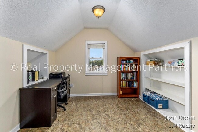 Building Photo - Spacious 3-Bedroom Home in Alger Heights – Modern Kitchen, Private Yard & Garage