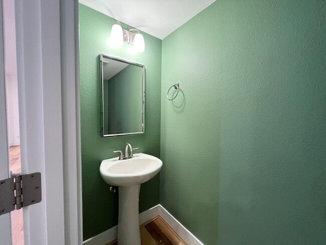 Building Photo - Beautiful 4 Bed, 2.5 Bath Home with Two Car Garage!