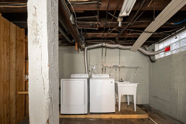 Building Photo - 373 New York Ave