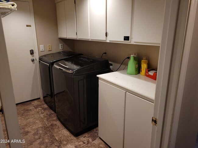 Building Photo - 8729 W Columbine Dr