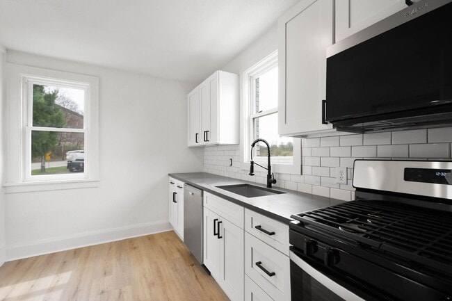 Building Photo - MOVE IN TODAY! RENOVATED 2 BEDROOM IN THE ...