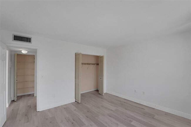 Building Photo - 301 Croton Ave
