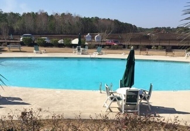 Building Photo - Beautiful 4 Bedroom, 3.5 Bath, Pet Friendl...