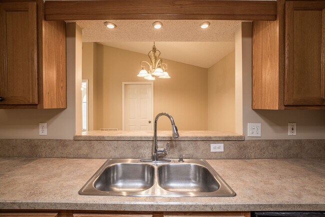 Building Photo - HIllcrest