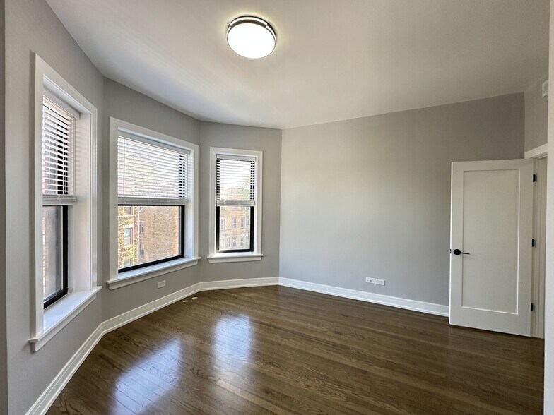 Building Photo - 3840 N Wilton Ave