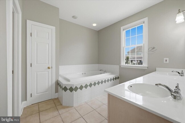 Building Photo - 102 Bramble Ct