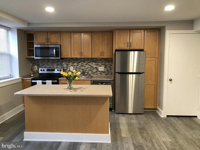 Building Photo - 212 Oakwood St SE