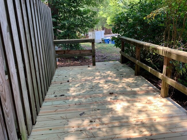 Building Photo - FREE RENT MARCH 2026-2 brm 2 bath Duplex, washer/dryer hook up, NEW COUNTERTOPS.  Pets negotiable