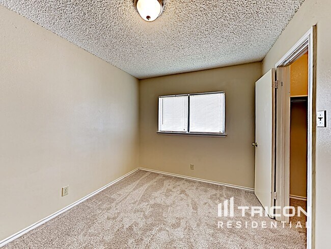 Building Photo - 8015 Chestnut Barr Dr