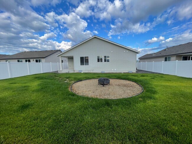 Building Photo - Hayden Rancher