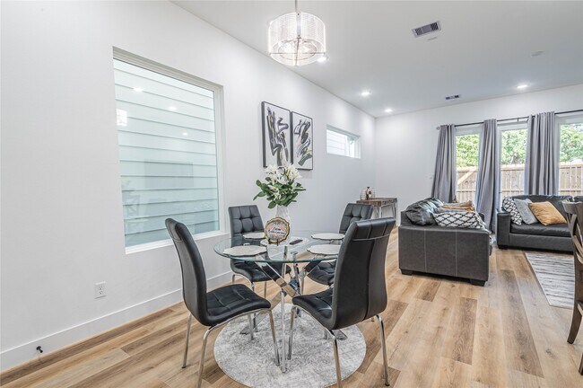 Building Photo - 3507 Ennis St