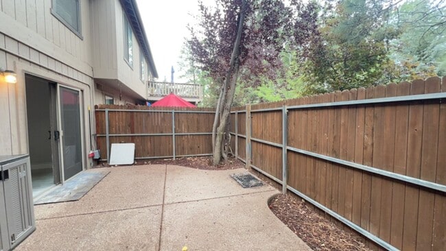 Building Photo - Updated Townhouse backed by National Forest