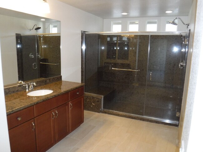 Building Photo - THIS IS A BEAUTIFUL WELL KEPT HOME!